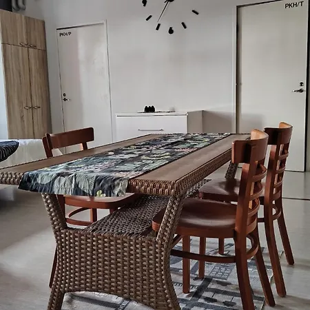 Hirsi Koulun Jumppasalin Yksioe Apartment